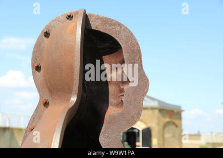 Die Montage der Skulptur von Peter Burke vor der Con Gusto Restaurant in einem ehemaligen Wache am Eingang zu Woolwich Arsenal Pier Stockfoto