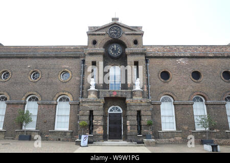 Die ehemalige Königliche Militärakademie auf Artillerie Square, die jetzt als die Akademie der Darstellenden Künste in Royal Arsenal, an Woolwich, in SE London, Großbritannien Stockfoto