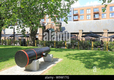 Canon vor dem Dial Arch Pub auf Dial Square, Standort des historischen gun Maschinen Fabrik, in Woolwich Arsenal, SE London, Großbritannien Stockfoto