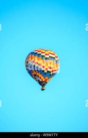 Bunten Heißluftballon mit blauer Himmel Stockfoto