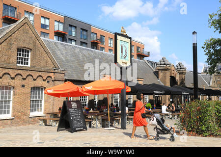 Der Junge wählen Arch Pub auf Dial Square, dem Gelände einer ehemaligen gun Bearbeitung Fabrik, in 1717-20 gebaut, in Woolwich Arsenal, in SE London, Großbritannien Stockfoto