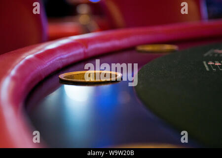 Casino Poker Tisch Low Angle View of Poker Tisch Kante mit Getränke gut. Stockfoto