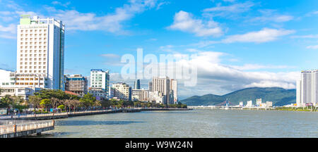 Da Nang, Vietnam - Januar 05, 2019: Da Nang City Panorama mit Wolkenkratzern und schöne Architektur Brücken entlang Han River in einer schönen Bucht Stockfoto