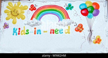 White Rainbow Kuchen. Kuchen kinder-in-müssen ist geschrieben. Ballon und der Sonne. Rainbow Kuchen mit bunten Kerzen Stockfoto