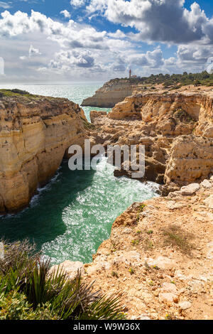 Farol de Alfanzina, ein Leuchtturm in der Nähe von Carvoeiro an der Südküste der Algarve, Portugal. Stockfoto