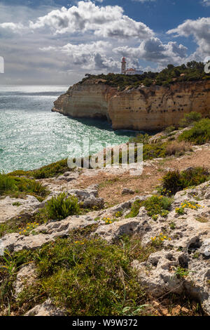 Farol de Alfanzina, ein Leuchtturm in der Nähe von Carvoeiro an der Südküste der Algarve, Portugal. Stockfoto