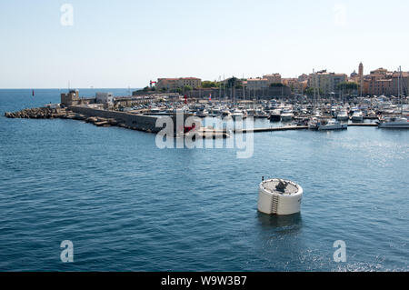 Ajaccio, Korsika, 2019-08-04, Super Yacht günstig zu Liegeplatz nach draußen auf dem Meer in die Bucht von Ajaccio Frankreich Stockfoto