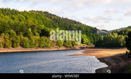 Morgens scheint die Sonne auf das Derwent Behälter in der Derbyshire Peak District. Stockfoto