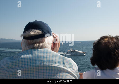 Ajaccio, Korsika, 2019-08-04, Super Yacht auf See mit sichtbar lange Waschen hinter, männliche und weibliche Zuschauer, es bye Pass Stockfoto