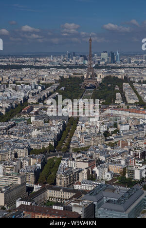 Allgemeine Ansicht der Eiffelturm, Parc du Champs de Mars und Avenue de Saxe aus der 56. Etage Aussichtsplattform des Tour Montparnasse, Paris, Fra Stockfoto