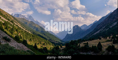 Panorama der Berge im Sommer, Luftbild. Eine fabelhafte Aussicht auf die Berggipfel, beeindruckende Natur, Sommer in den Bergen. Reisen, Tourismus. Stockfoto