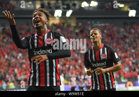 Frankfurt am Main, Deutschland. 15 Aug, 2019. Europa League - Qualifikation, Eintracht Frankfurt - FC Vaduz, 3. Runde, Rückspiel in der Commerzbank Arena. Die Frankfurter Jonathan De Guzman (l) jubelt nach seinem Ziel zu 1-0 mit Timothy Chandler (2. von links), Dejan Joveljic und Lucas Torro. Foto: Arne Dedert/dpa Quelle: dpa Picture alliance/Alamy leben Nachrichten Stockfoto