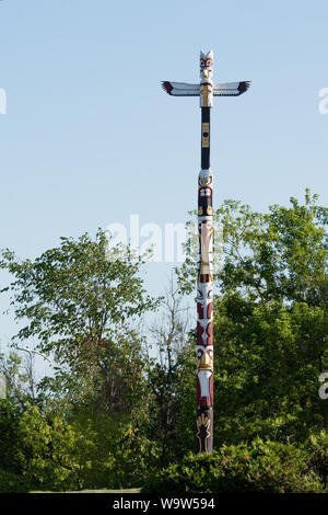 Totem als Geschenk an die Stadt von der Indianer Kanadas Stockfoto