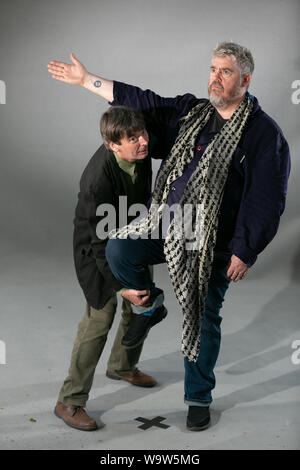 Edinburgh, Schottland, Großbritannien, 15. Aug 2019. Abgebildet auf dem Edinburgh Book Festival, Ian Rankin, Schriftsteller und Schauspieler Phil Jupitus, Lerche über für die Kameras. Credit: Brian Wilson/Alamy leben Nachrichten Stockfoto