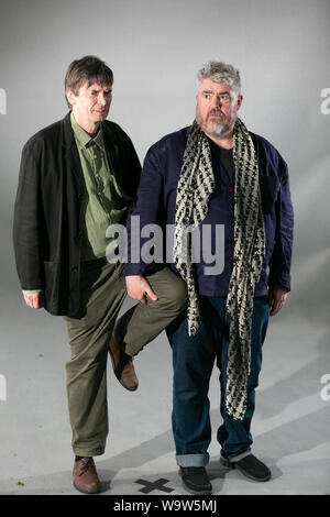 Edinburgh, Schottland, Großbritannien, 15. Aug 2019. Abgebildet auf dem Edinburgh Book Festival, Ian Rankin, Schriftsteller und Schauspieler Phil Jupitus, Lerche über für die Kameras. Credit: Brian Wilson/Alamy leben Nachrichten Stockfoto