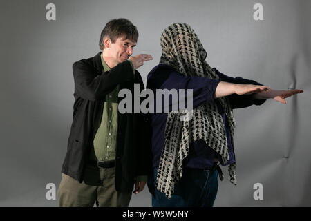 Edinburgh, Schottland, Großbritannien, 15. Aug 2019. Abgebildet auf dem Edinburgh Book Festival, Ian Rankin, Schriftsteller und Schauspieler Phil Jupitus, Lerche über für die Kameras. Credit: Brian Wilson/Alamy leben Nachrichten Stockfoto