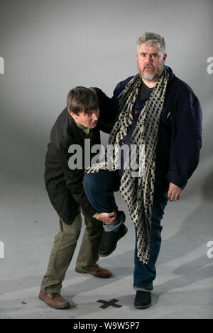 Edinburgh, Schottland, Großbritannien, 15. Aug 2019. Abgebildet auf dem Edinburgh Book Festival, Ian Rankin, Schriftsteller und Schauspieler Phil Jupitus, Lerche über für die Kameras. Credit: Brian Wilson/Alamy leben Nachrichten Stockfoto