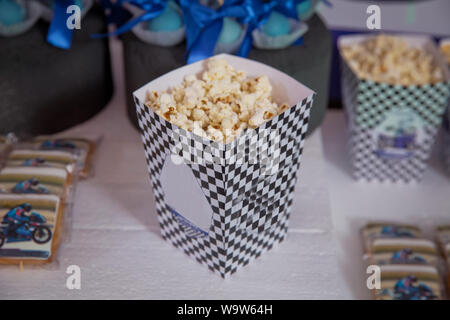 Eine große klassische Feld des Theaters popcorn isoliert auf Schwarz. Gedeckter Tisch für Geburtstag. Stockfoto