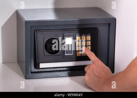 Nahaufnahme der menschlichen Finger Eingabe Code im Schließfach Stockfoto