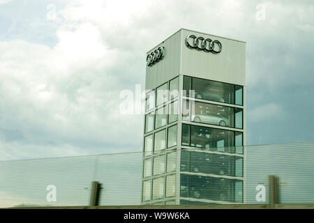 Audi Logo, Gebäude und Autos, Berlin, Deutschland Stockfoto