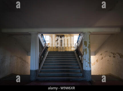 An der ehemaligen historischen Hauptsitz Kaserne Treppenhaus, durch die russische Armee 1994, Wünsdorf aufgegeben, Deutschland Stockfoto