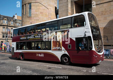 Eine Lothian Bus außerhalb des National Museum of Scotland, Edinburgh, Schottland, Großbritannien. Stockfoto