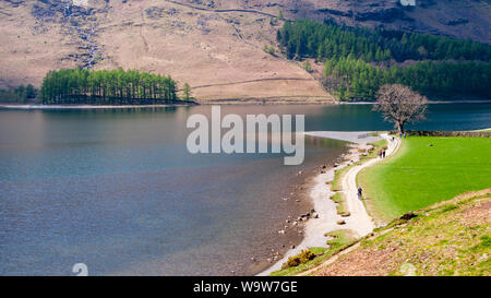 In Keswick, England, Großbritannien - 20 April 2009: Wanderer Spaziergang entlang der Ufer des Buttermere See in England Lake District. Stockfoto