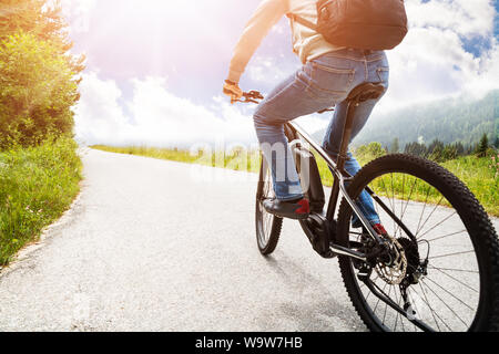 Mann, Reiten, Mountain Bike in den Alpen Stockfoto