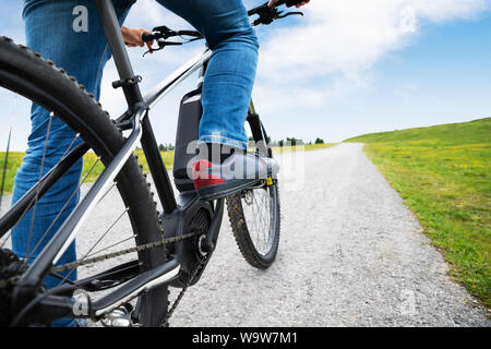 Mann, Reiten, Mountain Bike in den Alpen Stockfoto