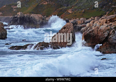 Letztes Licht auf Wellen gegen das Meer Stacks und Küstenlinie an Garrapata State Park entlang der kalifornischen Monterey Küste. Stockfoto