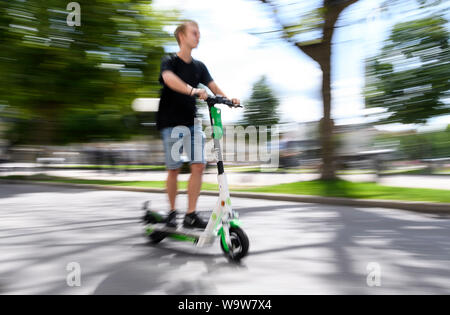 Stuttgart, Deutschland. 15 Aug, 2019. Ein Mann Laufwerke auf einem Roller zu Beginn der e-Scooter Anbieter von Kalk in Stuttgart. Der erste Roller wurden am Donnerstag (15.08.2019) durch die deutsche Tochtergesellschaft des US-Unternehmens Kalk an einem Standort mit der Gemeinde vereinbart. Credit: Edith Geuppert/dpa/Alamy leben Nachrichten Stockfoto