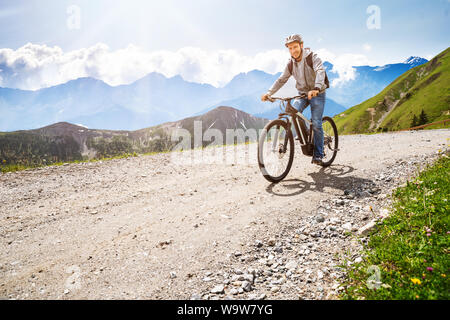 Mann, Reiten, Mountain Bike in den Alpen Stockfoto