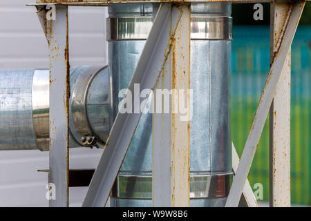 Metallische Rauch am Auspuff Rohre auf Haus Außenwand installiert. Stockfoto