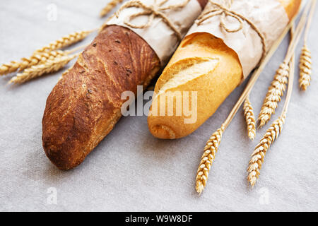 Frisch gebackenes Baguette - Ansicht von oben Stockfoto