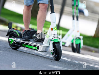 Stuttgart, Deutschland. 15 Aug, 2019. Ein Mann Laufwerke auf einem Roller zu Beginn der e-Scooter Anbieter von Kalk in Stuttgart. Der erste Roller wurden am Donnerstag (15.08.2019) durch die deutsche Tochtergesellschaft des US-Unternehmens Kalk an einem Standort mit der Gemeinde vereinbart. Credit: Edith Geuppert/dpa/Alamy leben Nachrichten Stockfoto