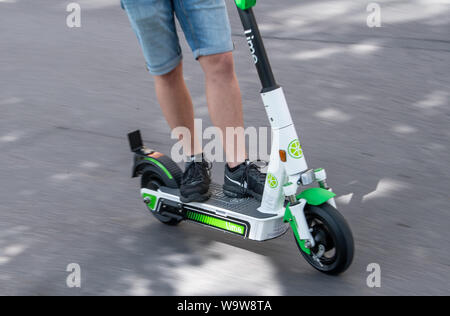 Stuttgart, Deutschland. 15 Aug, 2019. Ein Mann Laufwerke auf einem Roller zu Beginn der e-Scooter Anbieter von Kalk in Stuttgart. Der erste Roller wurden am Donnerstag (15.08.2019) durch die deutsche Tochtergesellschaft des US-Unternehmens Kalk an einem Standort mit der Gemeinde vereinbart. Credit: Fabian Sommer/dpa/Alamy leben Nachrichten Stockfoto