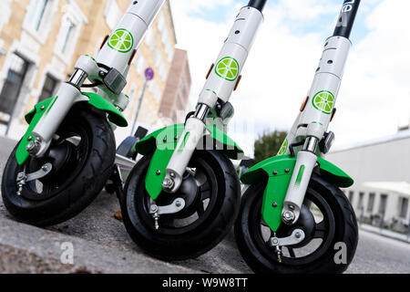 Stuttgart, Deutschland. 15 Aug, 2019. Drei e-Scooter von Kalk sind in der Innenstadt von Stuttgart entfernt. Der erste Roller wurden am Donnerstag (15.08.2019) durch die deutsche Tochtergesellschaft des US-Unternehmens Kalk an einem Standort mit der Gemeinde vereinbart. Credit: Edith Geuppert/dpa/Alamy leben Nachrichten Stockfoto