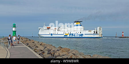 Ostsee Fähre vorbei an leuchttürmen am Eingang zum Fluss Unterwarnow, Hanse-Sail, Warnemünde, Rostock, Mecklenburg-Vorpommern, Deutschland Stockfoto