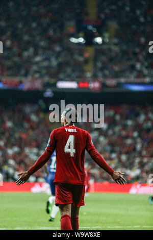 Virgil van Dijk von Liverpool in Aktion während der UEFA Super Cup Match zwischen Liverpool und Chelsea an Vodafone Park. (Final Score: Liverpool 5 - 4 Chelsea) Stockfoto