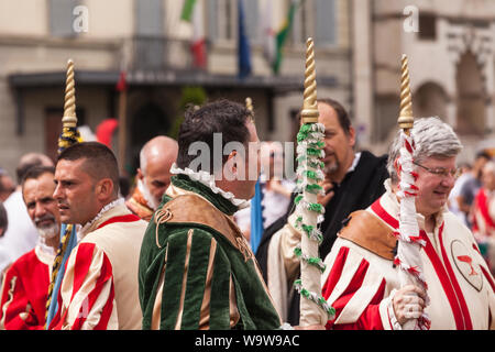 Traditionelle Kostüme im Calcio Storico Parade in Florenz, Italien. Auch als Calcio Fiorentino das Spiel gedacht wird, eine frühe Form der Moder. Stockfoto