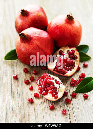 Reifer Granatapfel Obst auf Holz vintage Hintergrund Stockfoto