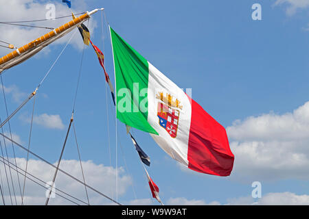 Flagge weht im Wind, italienische Segelschulschiff AMERIGO VESPUCCI, Hanse-Sail, Warnemünde, Rostock, Mecklenburg-Vorpommern, Deutschland Stockfoto