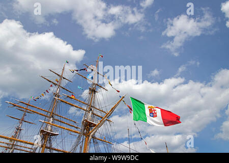 Masten und Flagge weht im Wind, italienische Segelschulschiff AMERIGO VESPUCCI, Hanse-Sail, Warnemünde, Rostock, Mecklenburg-Vorpommern, Deutschland Stockfoto