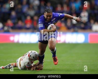 Leeds Rhinos Konrad Hurrell durch St Helens Heiligen Theo Fages bekämpft, während der Betfred Super League match bei Headingley Stadium, Leeds. Stockfoto