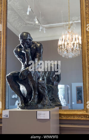 Le Penseur - Der Denker (Originalgröße), Bronze Skulptur von Auguste Rodin, auf Anzeige im l'Hotel Biron, Musée Rodin, Paris Frankreich Stockfoto