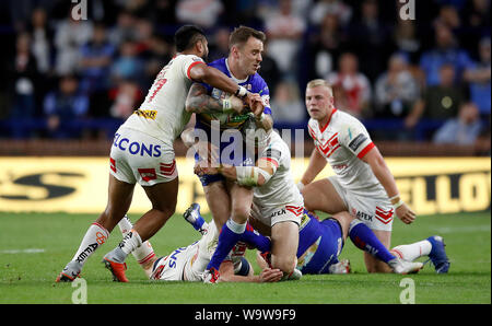 Leeds Rhinos Richie Myler durch St Helens Saints' Dominique Peyroux (links) und Theo Fages (rechts), während der Betfred Super League match bei Headingley Stadium, Leeds in Angriff genommen. Stockfoto