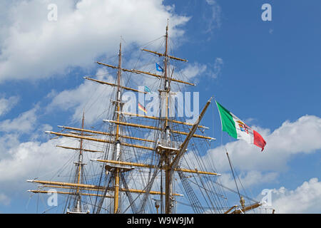 Masten und Flagge weht im Wind, italienische Segelschulschiff AMERIGO VESPUCCI, Hanse-Sail, Warnemünde, Rostock, Mecklenburg-Vorpommern, Deutschland Stockfoto