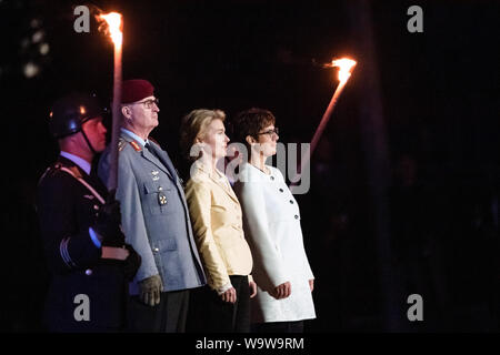 Berlin, Deutschland. 15 Aug, 2019. Ursula von der Leyen (CDU, 2. von rechts), ehemaliger Verteidigungsminister, ist Abschied vom Wachbataillon und das Personal Musik Korps der Bundeswehr mit einem großen Trompete in Anwesenheit von Annegret Kramp-Karrenbauer (CDU, r), Verteidigungsminister gebot, und Allgemeine Eberhard Zorn, Generalinspekteur der Bundeswehr. Der grosse Zapfenstreich ist das höchste militärische Zeremoniell der Bundeswehr, mit denen der Bundespräsident, Bundeskanzler und Verteidigungsminister verabschieden werden. Quelle: Bernd von Jutrczenka/dpa/Alamy leben Nachrichten Stockfoto