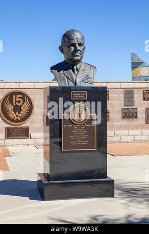 Eine Statue von James Harold Doolittle im März Feld Air Museum, Riverside, CA Stockfoto