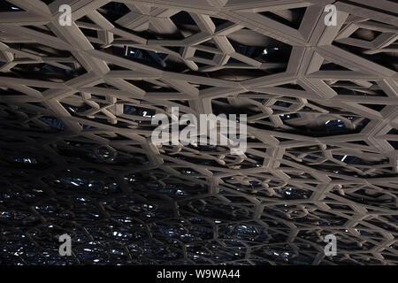 Das Dach im Louvre Abu Dhabi ist der 7850 Sterne. - - - Der Louvre Abu Dhabi ist eine Kunst und Zivilisation Museum, in Abu Dhabi, VAE entfernt. Stockfoto